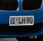 BMW Front mit einem Carframe® Kennzeichenhalter Edelstahl poliert (Chrom-Optik)
