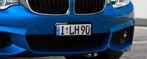 BMW Front mit einem Carframe® Kennzeichenhalter Edelstahl schwarz glänzenz lackiert