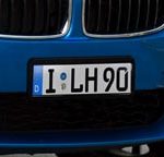 BMW Front mit einem Carframe® Kennzeichenhalter Edelstahl schwarz matt lackiert