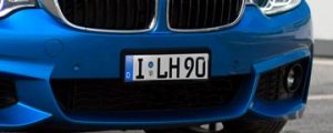 BMW Front mit einem Carframe® Kennzeichenhalter Edelstahl schwarz matt lackiert