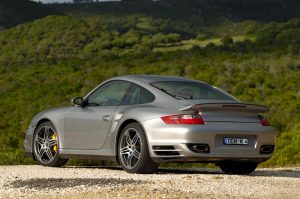 Silberner Porsche mit schwarz mattem Carframe® Edelstahl Kennzeichenhalter