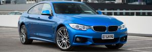Blauer BMW mit poliertem Carframe® Edelstahl Kennzeichenhalter