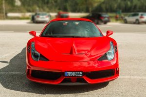Ferrari mit schwarz mattem Carframe® Kennzeichenhalter