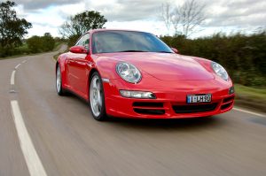Roter Porsche mit schwarz glänzendem Carframe® Edelstahl Kennzeichenhalter