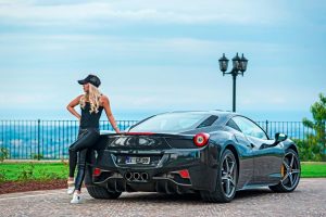 Ferrari mit poliertem Carframe® Edelstahl Kennzeichenhalter